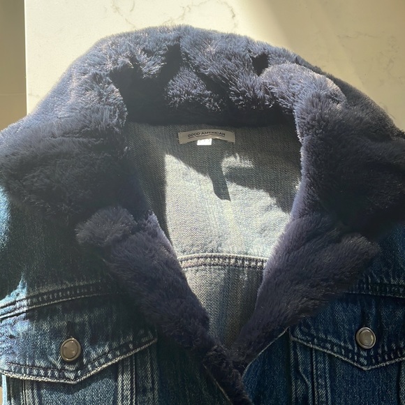 Good American the Luxe touch faux fur trim denim jacket - Picture 16 of 17
